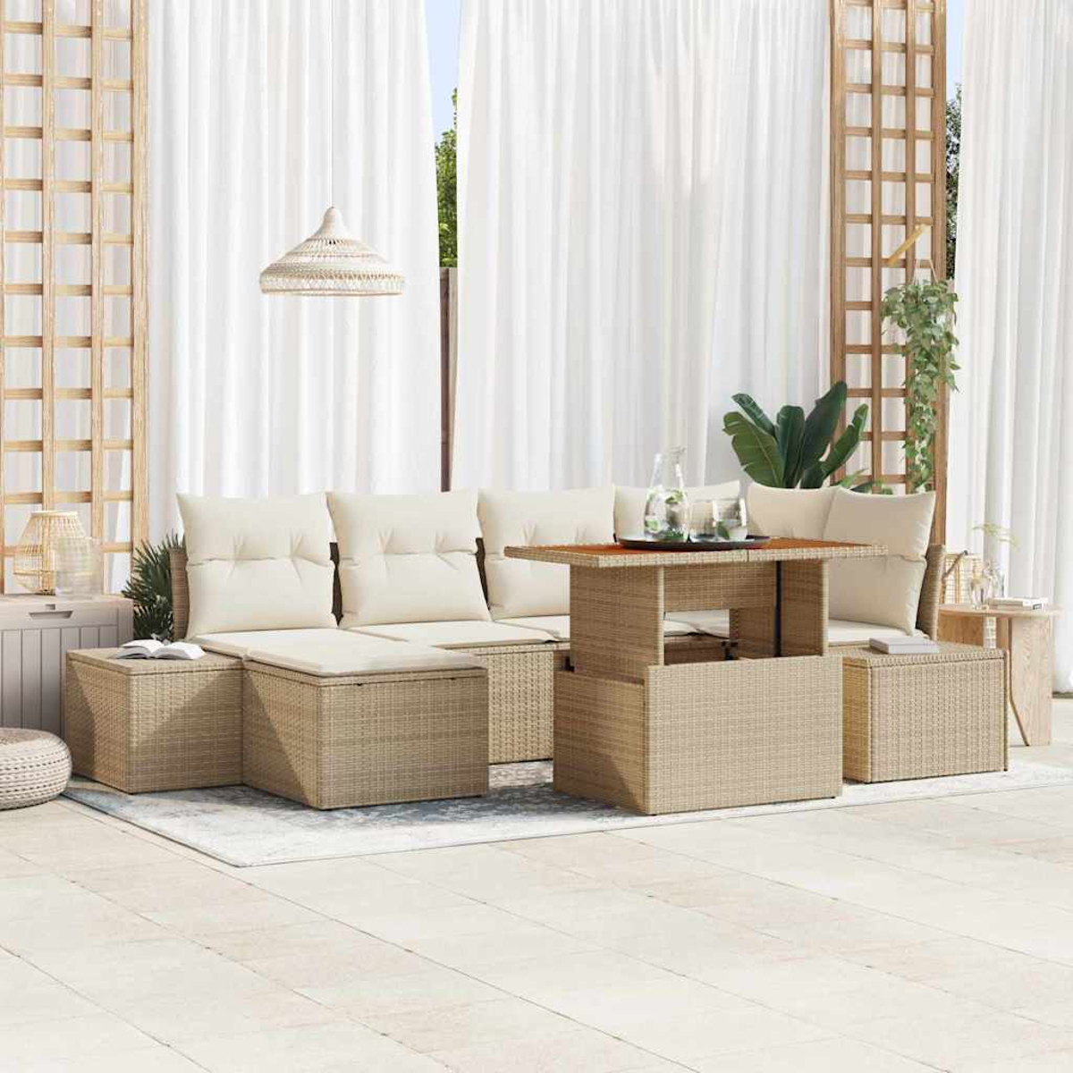 Gartenmöbel-Set aus Korbgeflecht mit Kissen, Tisch mit Getränken und weißen Vorhängen im Hintergrund.