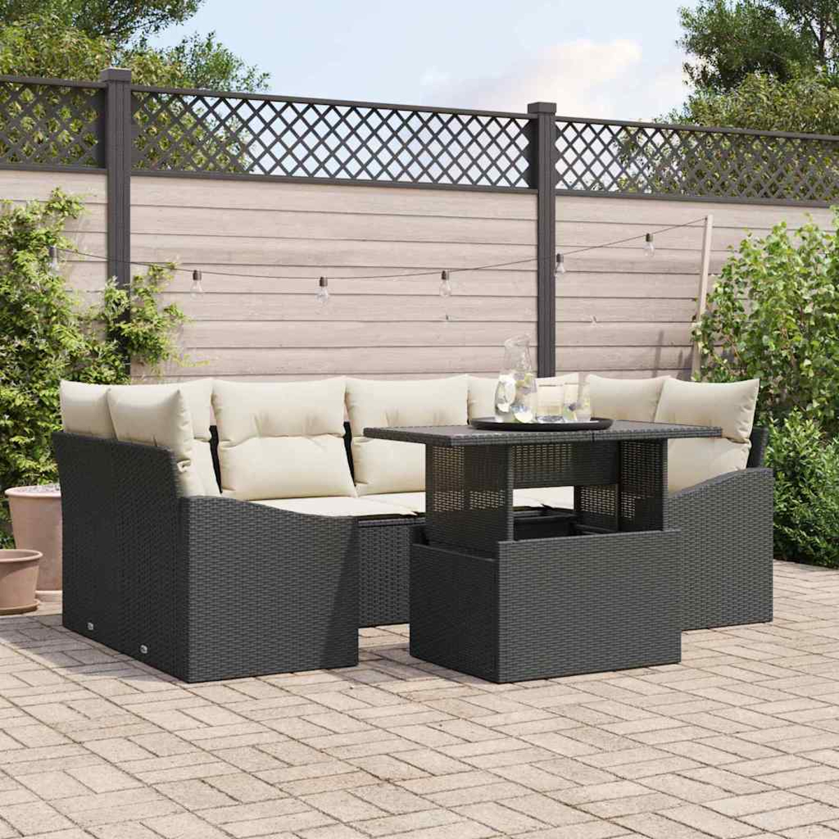 Garten-Terrassenset mit dunkelgrauen Korbmöbeln und beigefarbenen Kissen. Tisch mit Getränken. Zaun und Grün im Hintergrund.