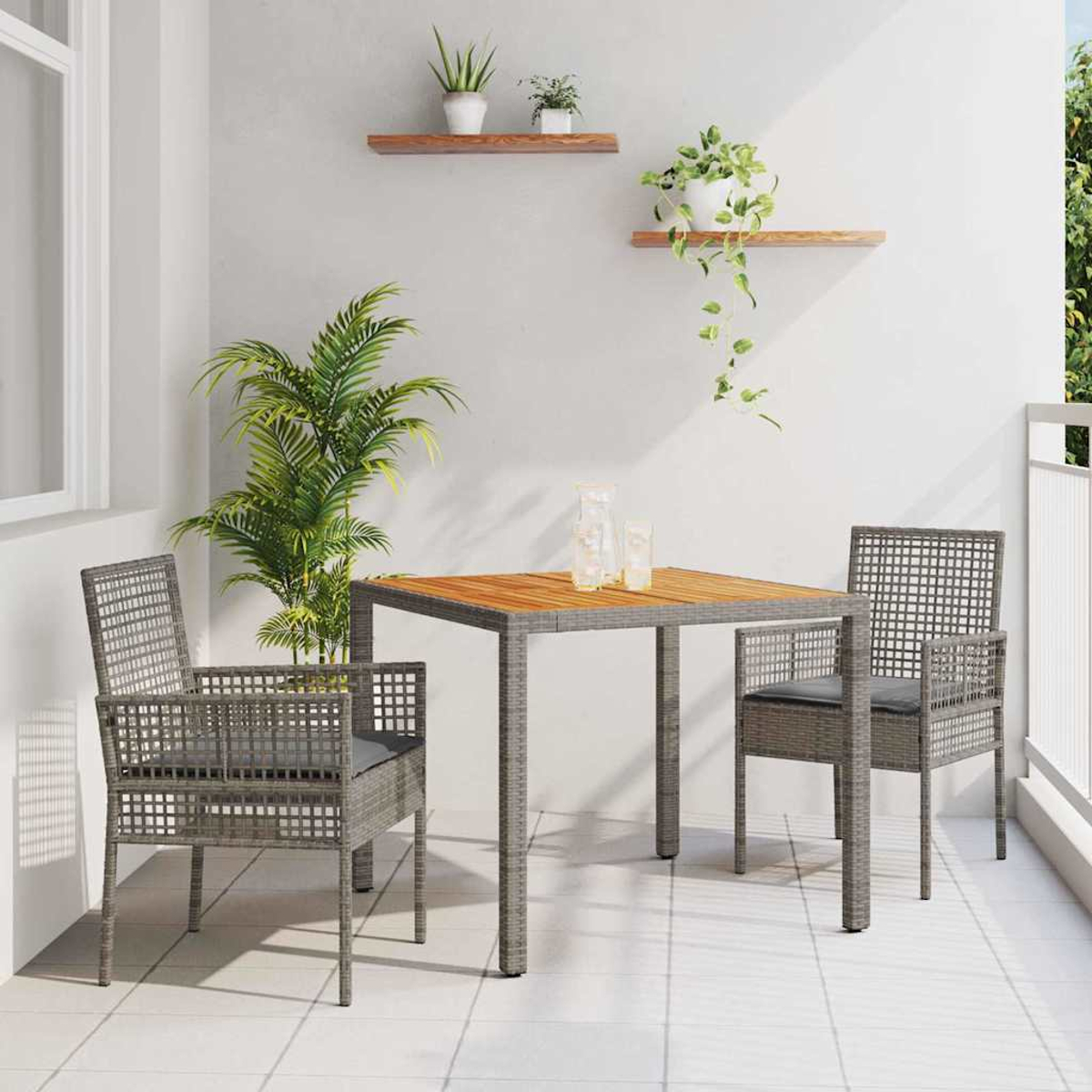 Balkonszene mit Tisch, zwei Stühlen, Pflanzen und Regalen. Der Tisch ist aus Holz, die Stühle sind grau. Pflanzen sind in Töpfen und Regale sind aus Holz.