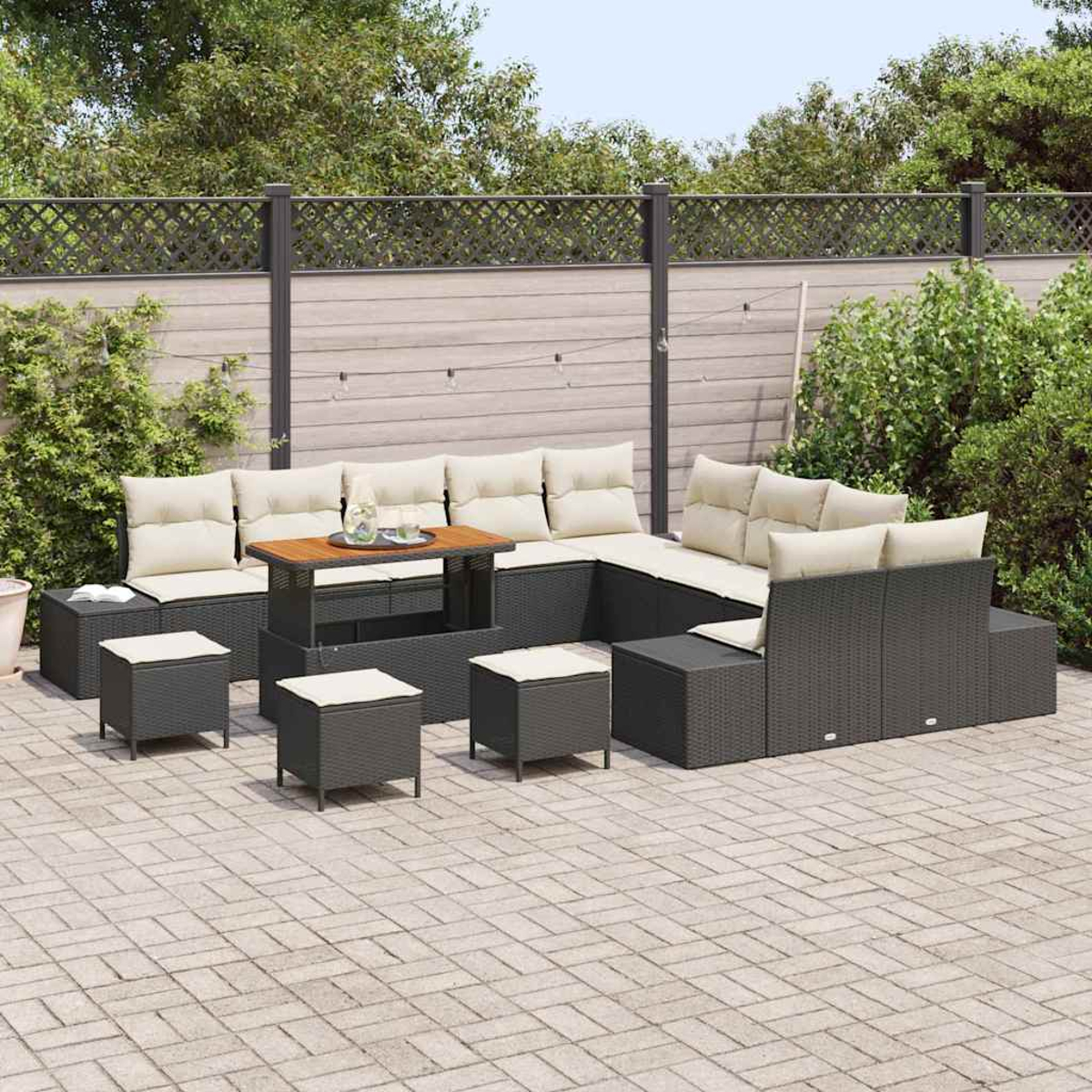 Outdoor-Ecksofa mit beigen Kissen, einem Holztisch und Hockern auf einer gepflasterten Terrasse. Im Hintergrund befinden sich ein Zaun und Grün.