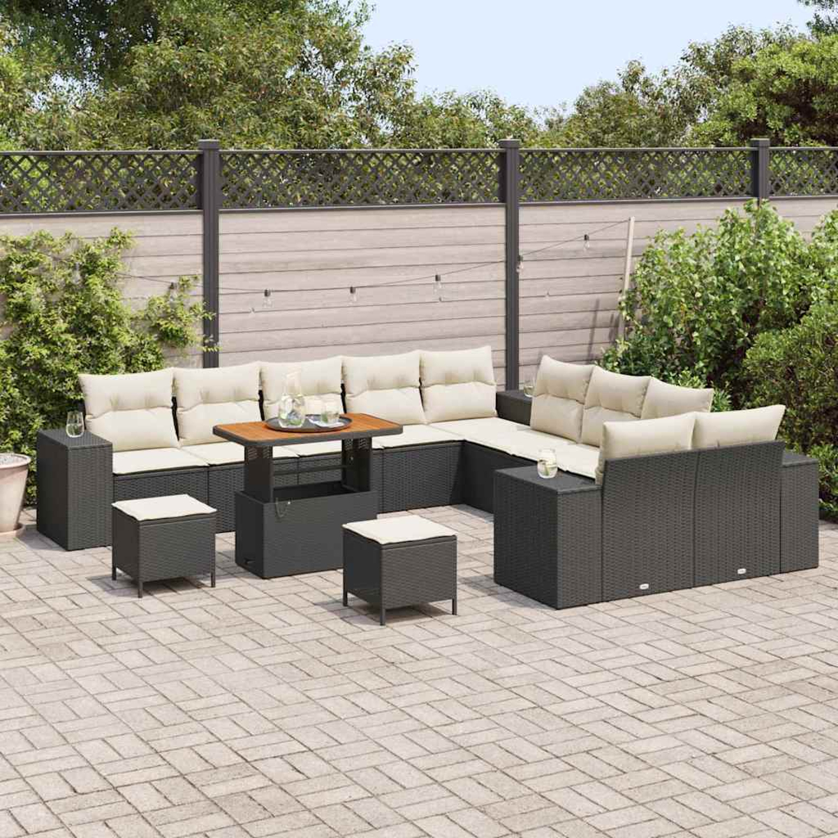 Garten-Terrassenset mit dunkelgrauen Korbmöbeln, beigefarbenen Kissen und einem Holztisch. Ein Garten und ein Zaun bilden den Hintergrund.