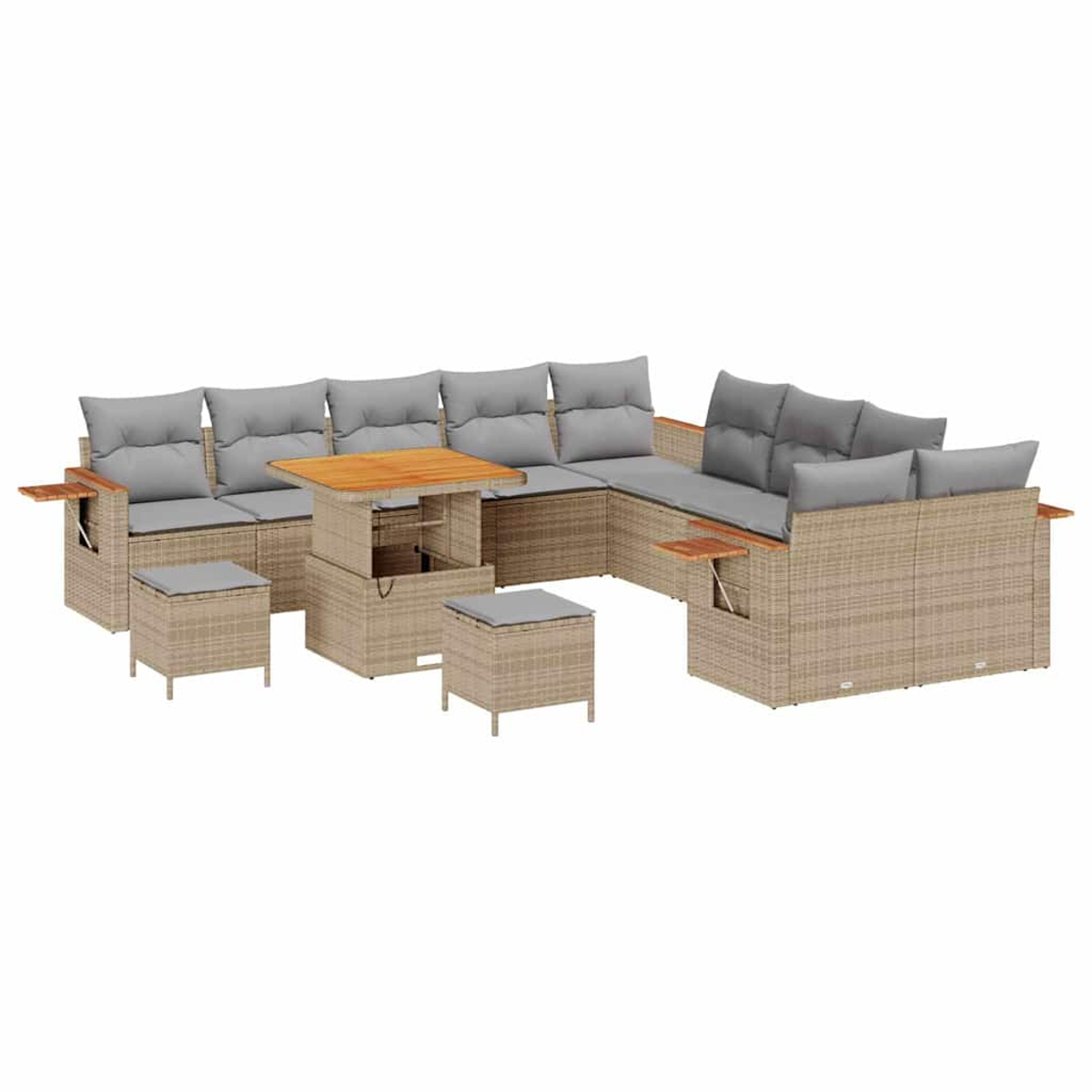 Un divano angolare beige con cuscini grigi e un tavolo di legno. Due piccoli sgabelli con cuscini grigi davanti. Isolato su bianco.