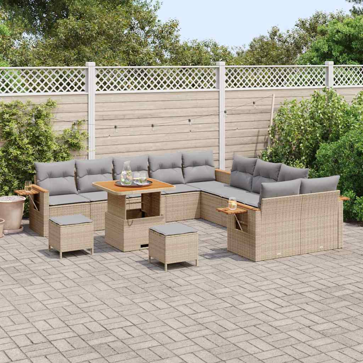 Gartenmöbel-Set. Enthält ein Ecksofa, Hocker und Tisch auf einer Ziegelterrasse. Im Hintergrund ein Zaun und Grün.