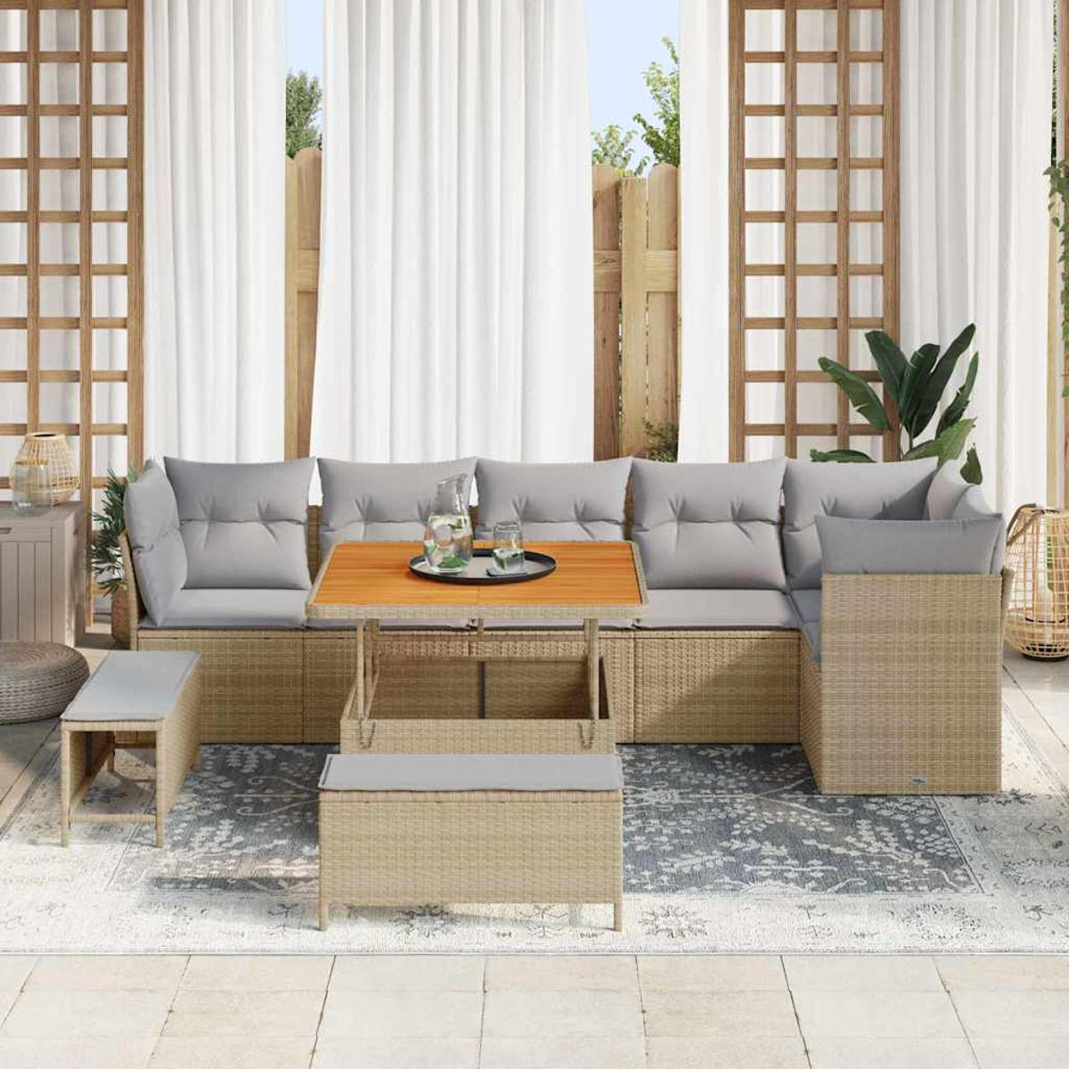 Outdoor-Sitzgruppe mit Tisch, Kissen und Teppich. Weiße Vorhänge und Holzgitter im Hintergrund. Pflanzen und Dekor sind enthalten.