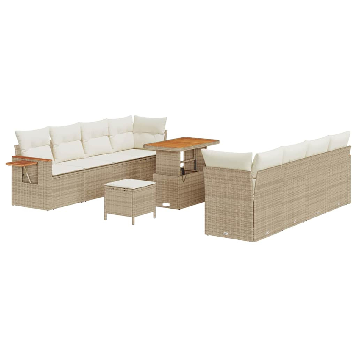 Set di mobili da esterno in vimini: un divano con cuscini, un tavolo, un piccolo sgabello e un altro divano. Vimini beige con cuscini bianchi.