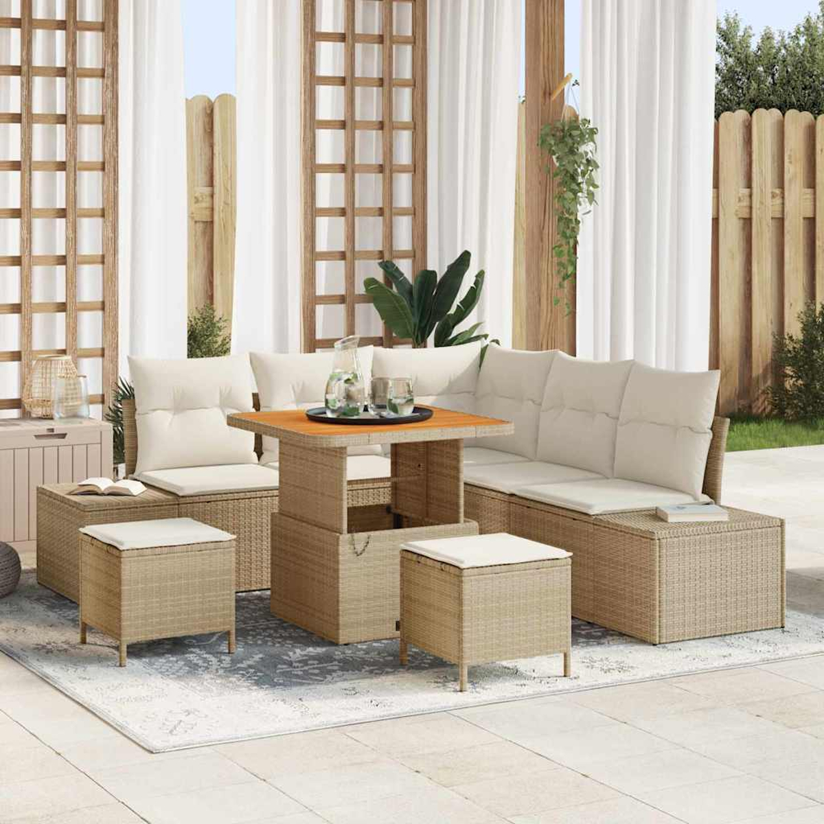 Gartenmöbel-Set mit Couchtisch, Sofa und Ottomanen. Neutrale Farben mit beigen Kissen und Rattan-Optik.