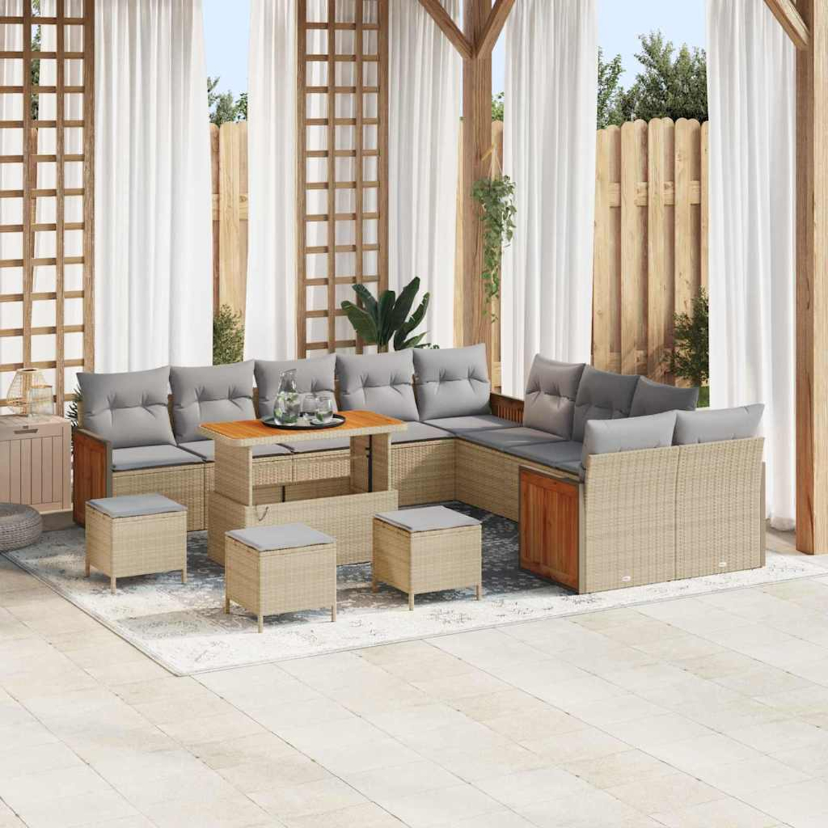 Terrassenset mit grauen Kissen, Holztisch und passenden Hockern. Das Set steht auf einem gemusterten Teppich, mit Holzgitter-Hintergrund.