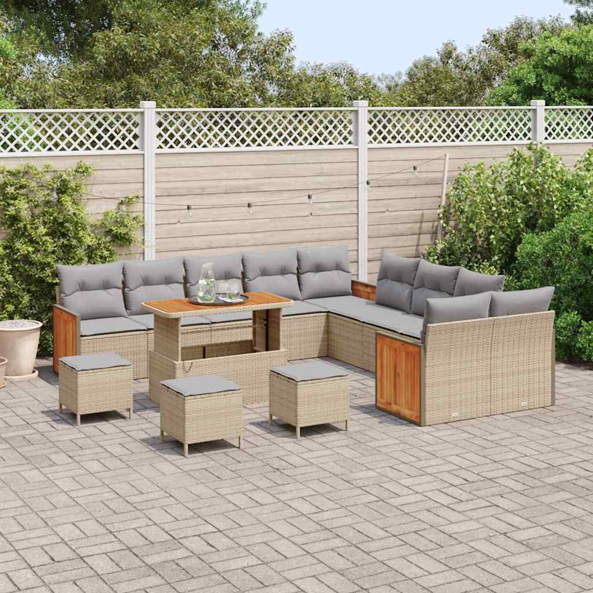 Ein Terrassenset umfasst ein Ecksofa, Ottomanen und einen Tisch. Die Möbel sind hellbraun mit grauen Kissen auf einem Ziegelpflaster.