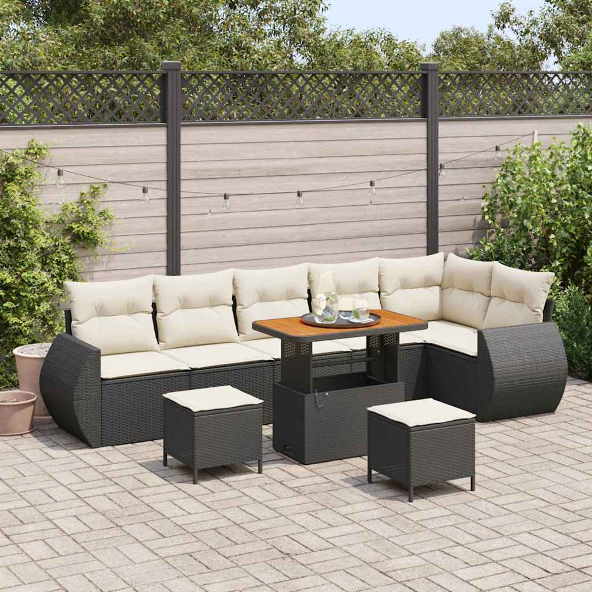 Terrassenset mit Ecksofa, zwei Ottomanen und einem Tisch mit Hubplatte. Beige Kissen, dunkelgraues Geflecht, Holzplatte.