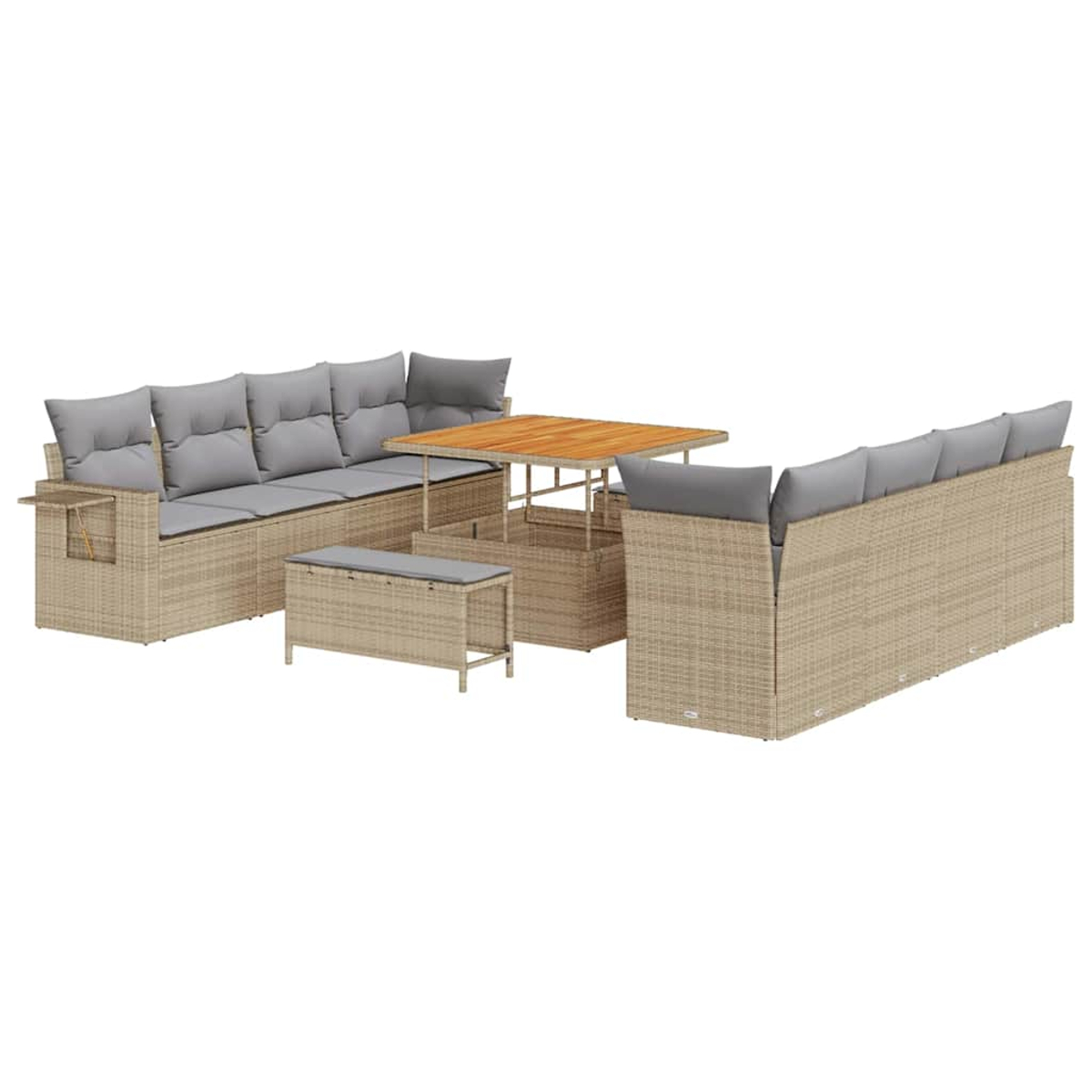 Un set di mobili da esterno in vimini beige con cuscini grigi. Include due divani, un tavolo e una piccola panca.