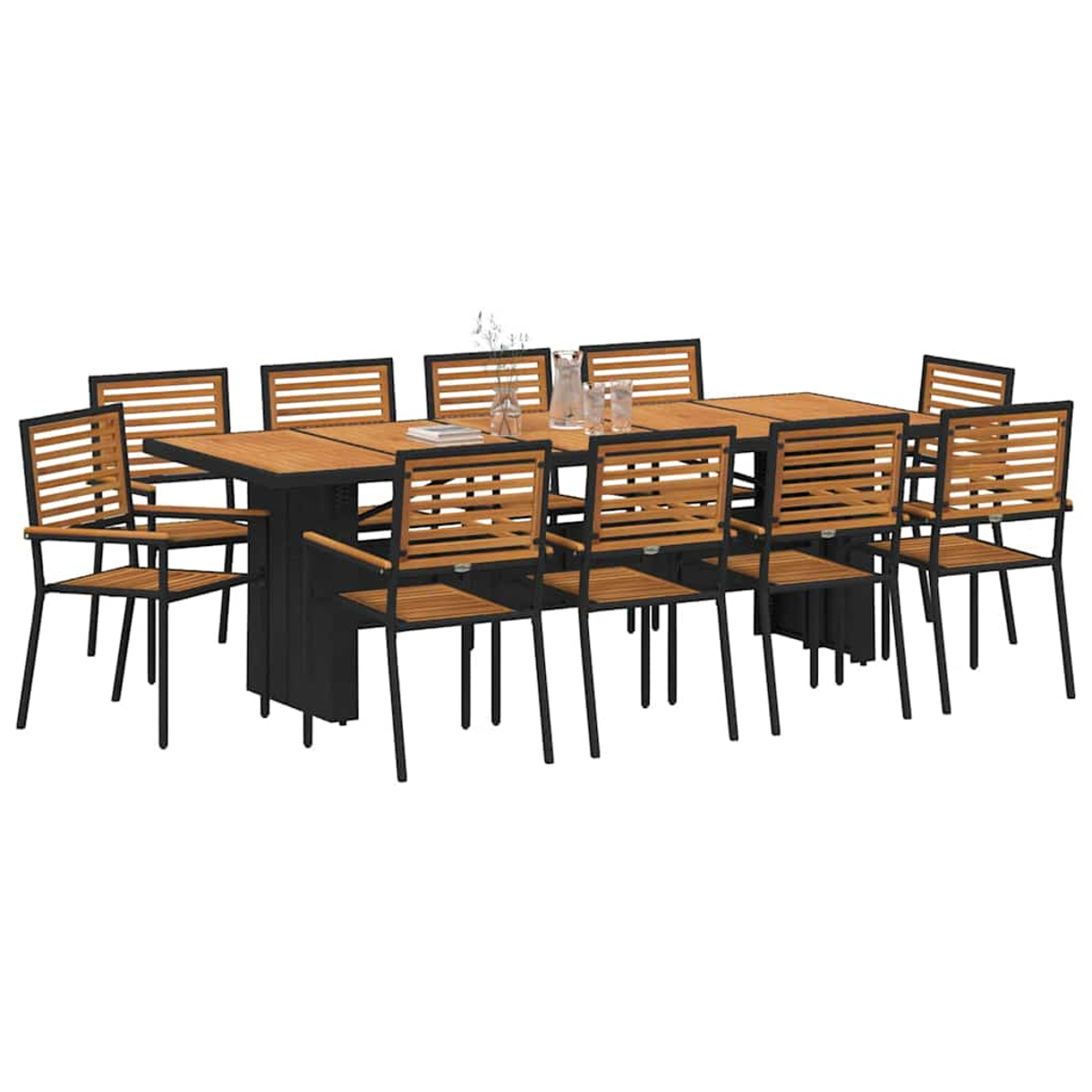 Ein rechteckiger Holztisch mit zehn passenden Stühlen. Die Stühle haben Holzlatten und schwarze Metallrahmen. Klare Gläser und eine Vase.