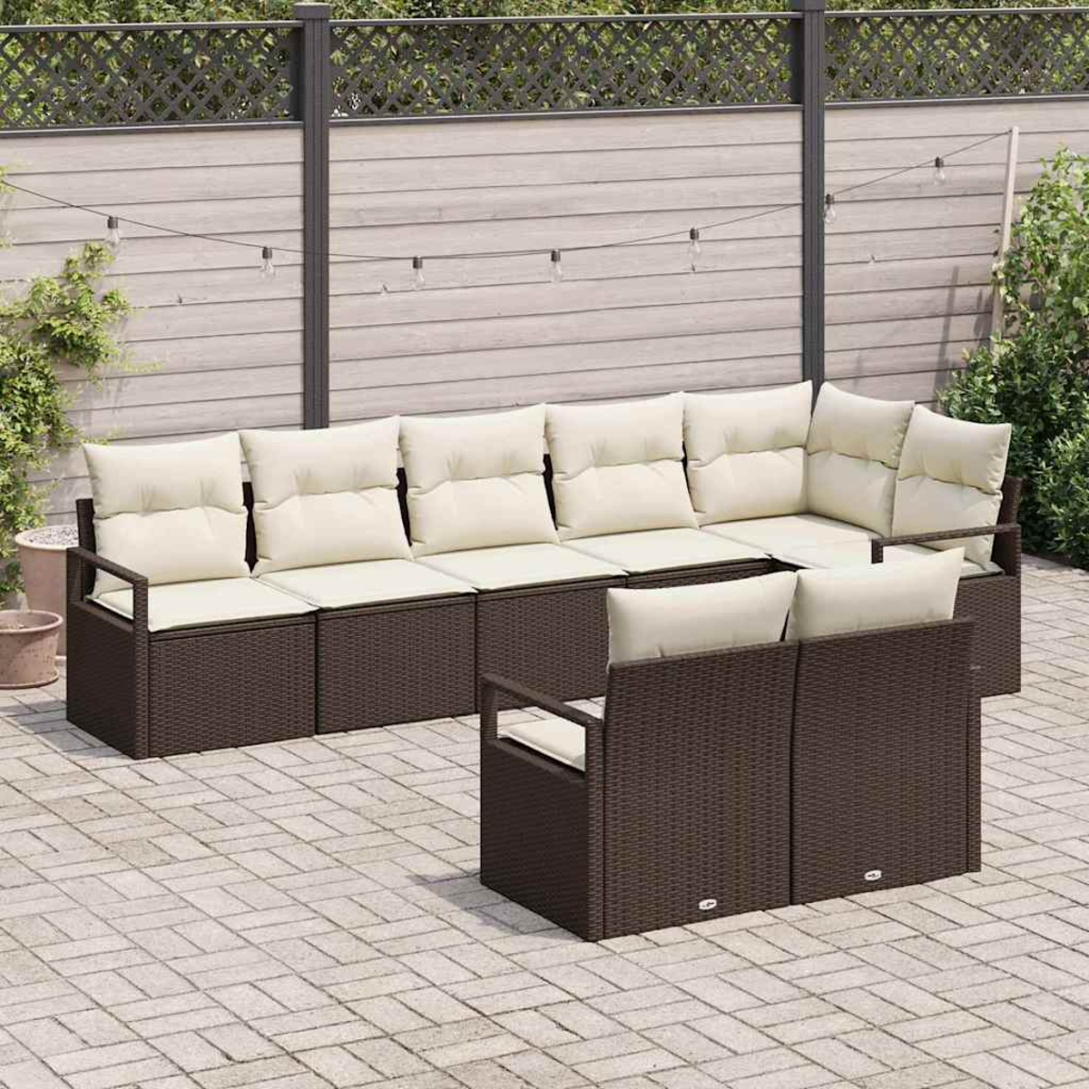 Outdoor-Ecksofa mit cremefarbenen Kissen und braun gewebtem Rahmen auf einer Steinterrasse, vor einem Holzzaun mit Lichterketten.