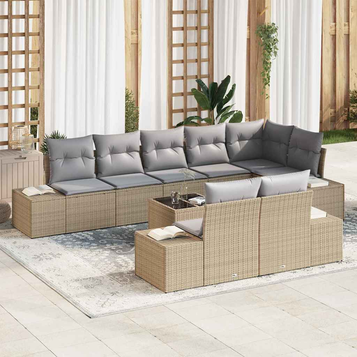 Outdoor-Ecksofa mit grauen Kissen auf einem Teppich. Weiße Vorhänge und Holzgitter befinden sich hinter dem Sofa, Pflanzen an der Seite.