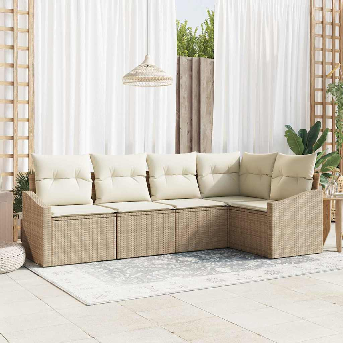 Ein Ecksofa im Freien mit cremefarbenen Kissen und einem beigefarbenen Webrahmen steht auf einem Teppich. Im Hintergrund sind durchsichtige weiße Vorhänge.