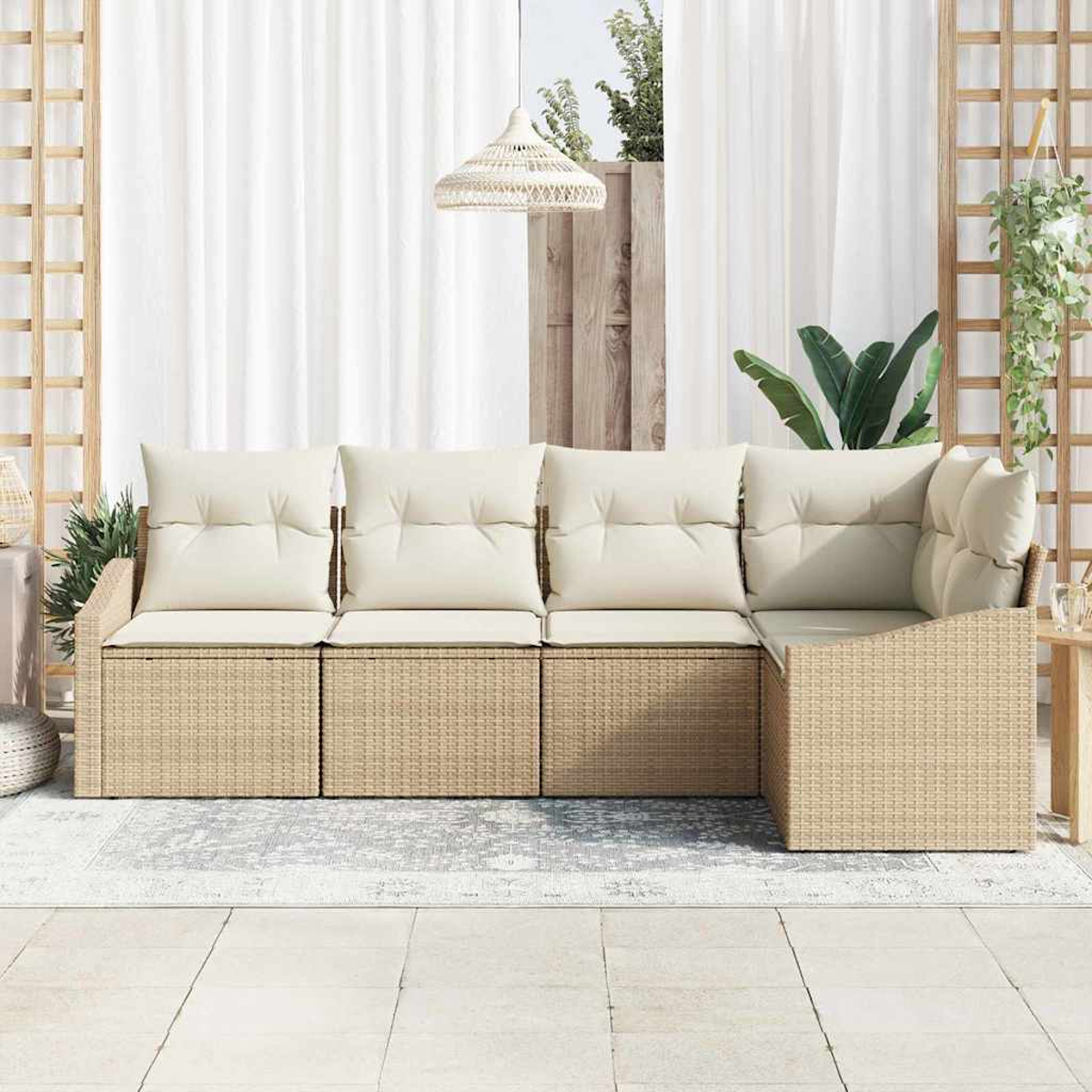 Outdoor-Ecksofa mit beigen Kissen. Ein Teppich, Pflanzen und eine Hängelampe sind im Hintergrund. Weiße Vorhänge sind sichtbar.
