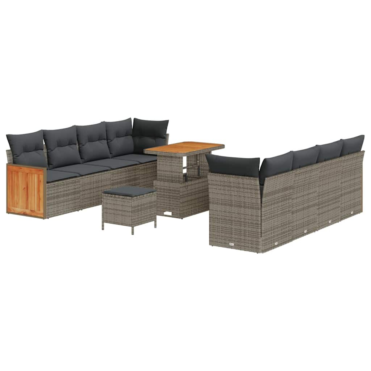 Gartenmöbel-Set: graue Korbsessel mit schwarzen Kissen, Holztisch und Hocker. Vor weißem Hintergrund.