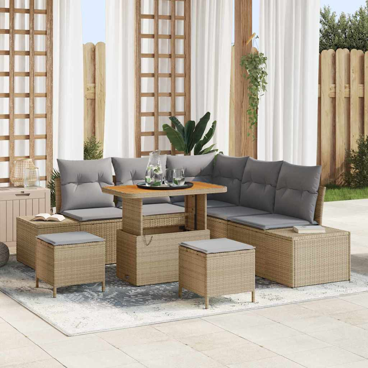 Gartenmöbel-Set mit grauen Kissen, Holztisch und Ottomanen. Ein Teppich und transparente Vorhänge vervollständigen die Szene.