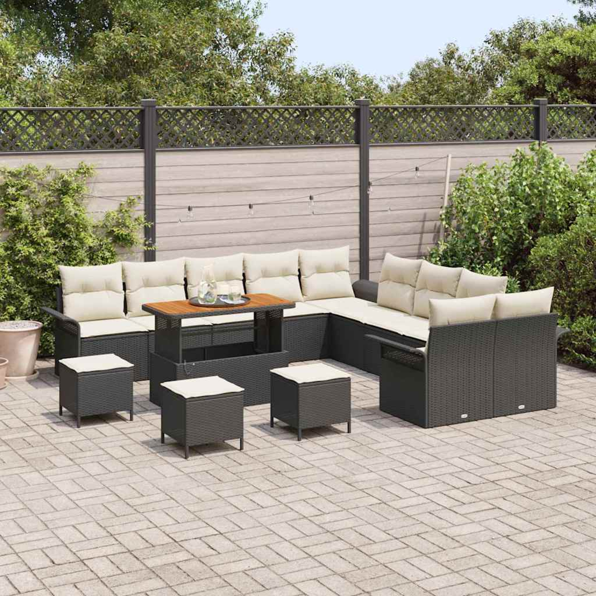 Garten-Terrassenset mit dunkelgrauen Korbmöbeln, beigen Kissen und einem Holztisch. Der Hintergrund zeigt einen Zaun und Grün.