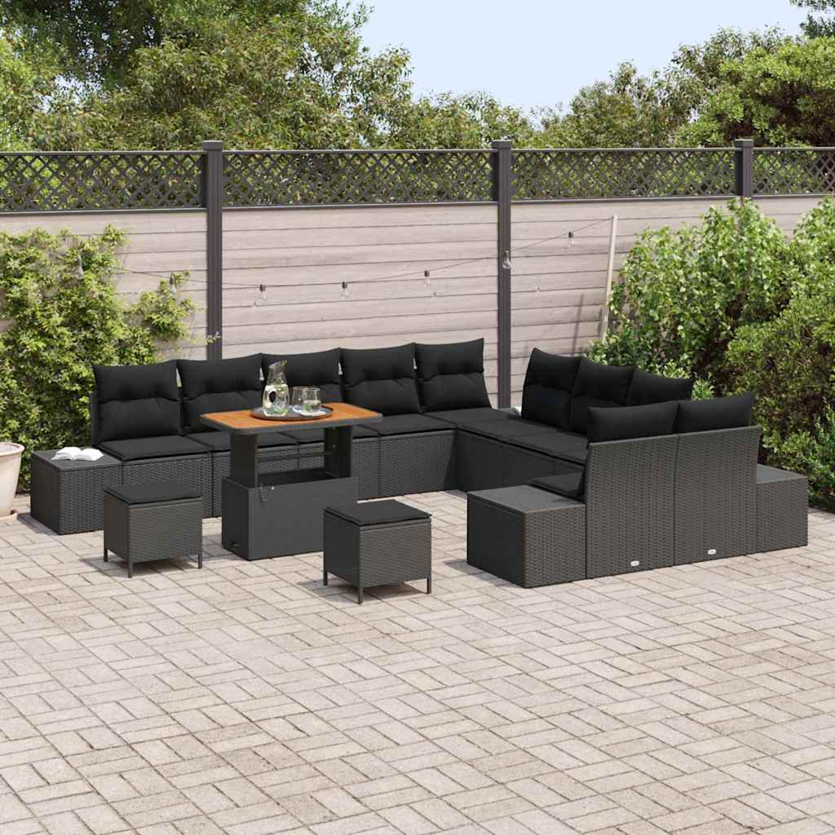 Outdoor-Ecksofa mit schwarzen Kissen, einem Tisch mit Getränken und zwei Hockern. Ein Zaun, Bäume und eine gepflasterte Terrasse sind im Hintergrund.