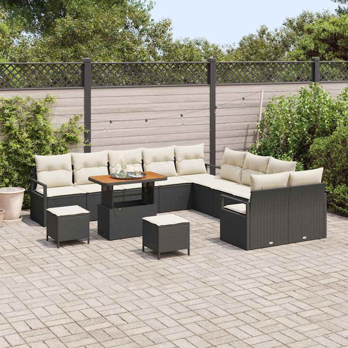 Terrassenset im Freien mit dunkelgrauen Korbmöbeln, beigefarbenen Kissen und einem Holztisch auf einer Backstein-Patio. Grünes Laub im Hintergrund.