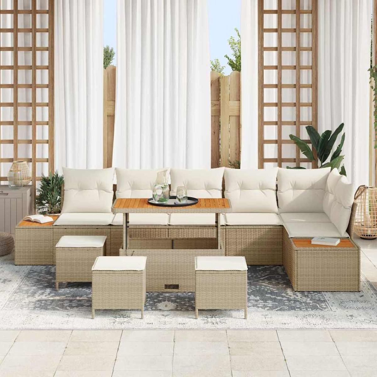 Set di mobili da patio all'aperto con cuscini chiari e un tavolo. Tende bianche sullo sfondo. Sono presenti anche tappeti e oggetti decorativi.