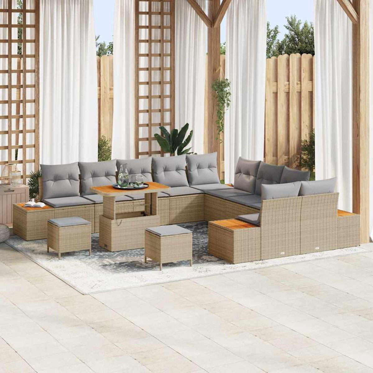 Garten-Sitzgruppe mit Rattanmöbeln, grauen Kissen und einem Holztisch. Szene beinhaltet Vorhänge, Holzzaun und einen hellen Boden.