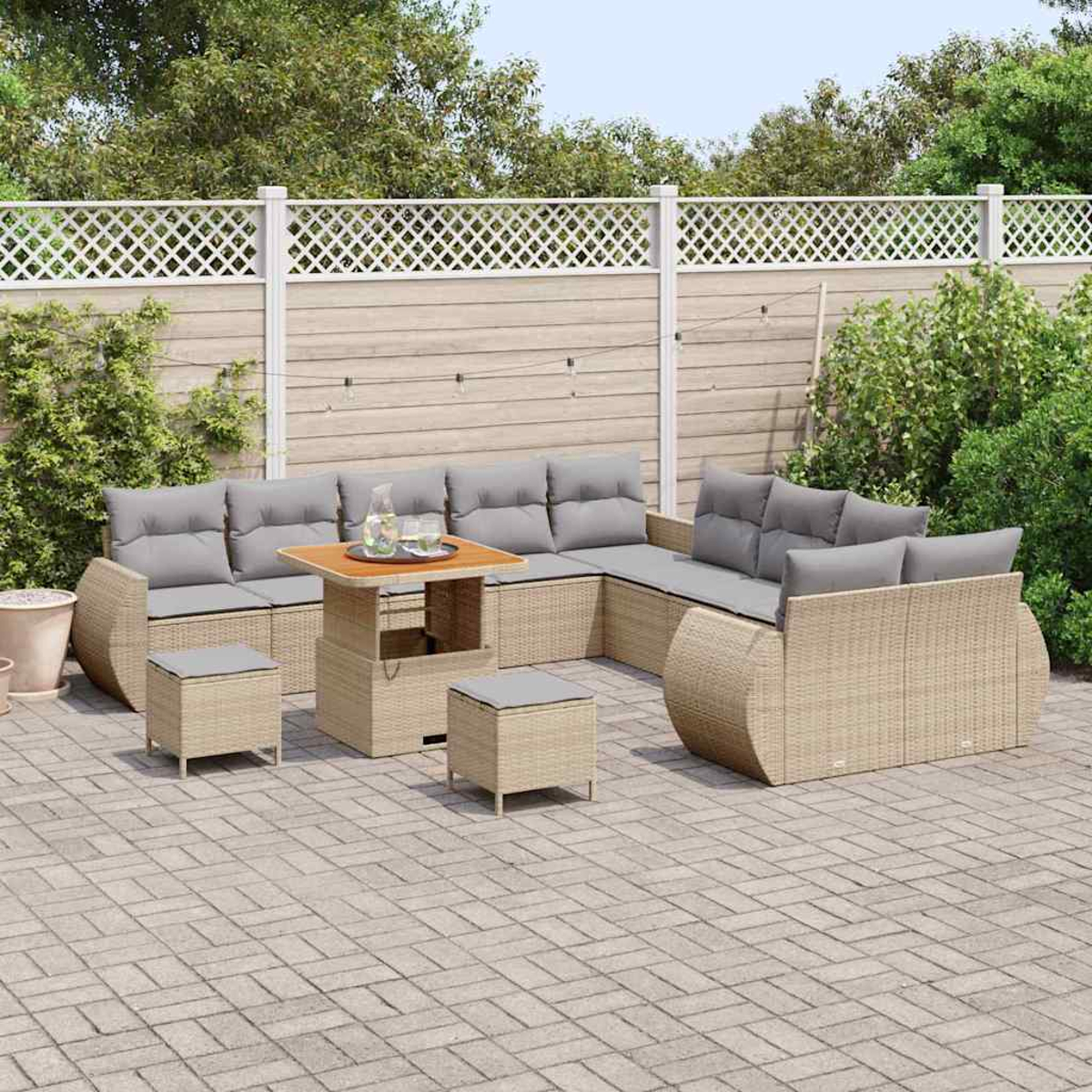 Ein Rattan-Terrassenset mit grauen Kissen steht auf einer Ziegelterrasse. Ein Holztisch und zwei Hocker stehen vor einem Ecksofa.