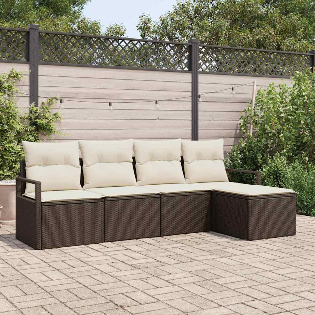 Outdoor-Ecksofa mit beigen Kissen und braunem Korbgewebe auf einer Ziegelterrasse. Im Hintergrund ein Holzzaun und Grün.