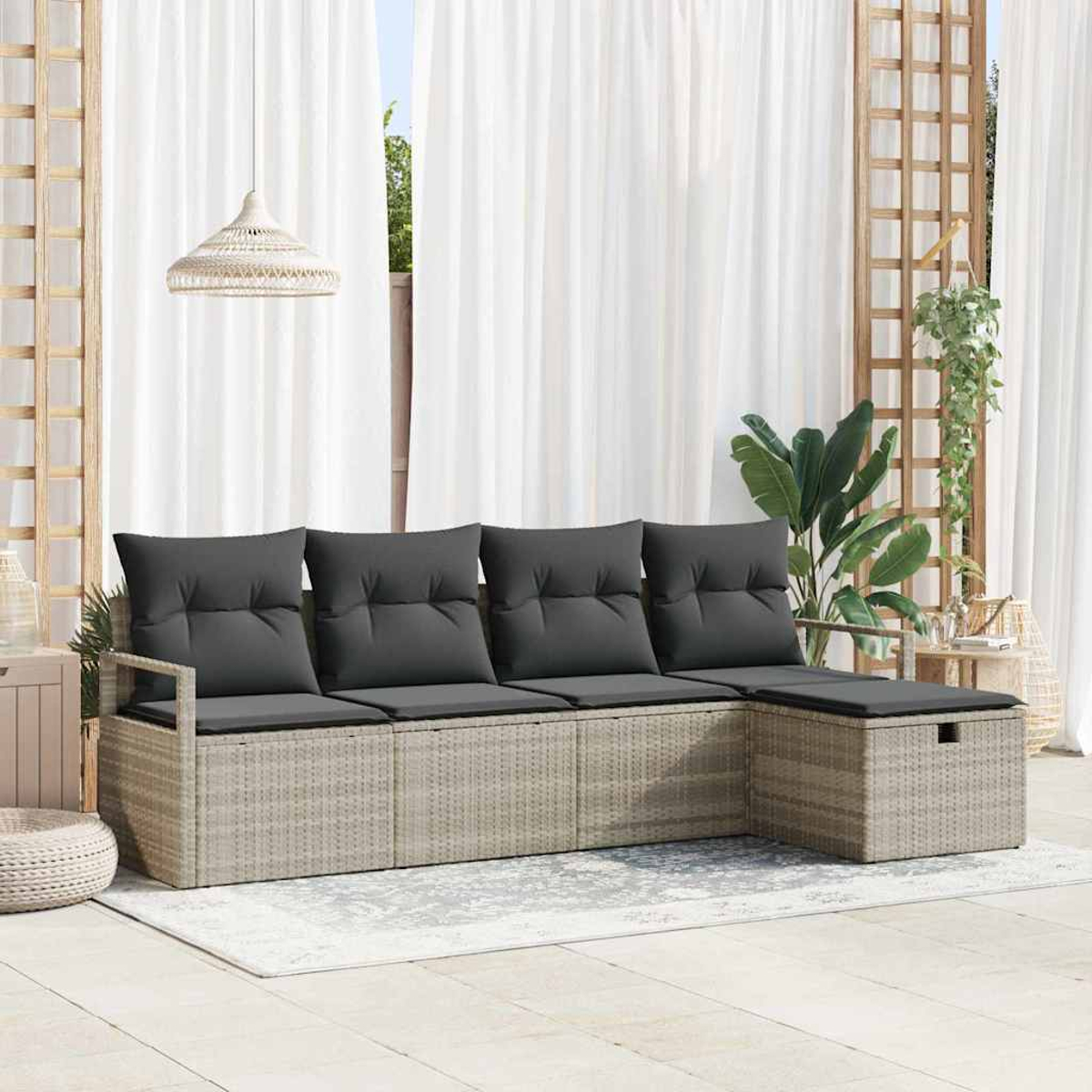 Outdoor-Ecksofa mit grauen Kissen. Weiße Vorhänge im Hintergrund. Eine Hängelampe und Pflanzen ergänzen die Szene.