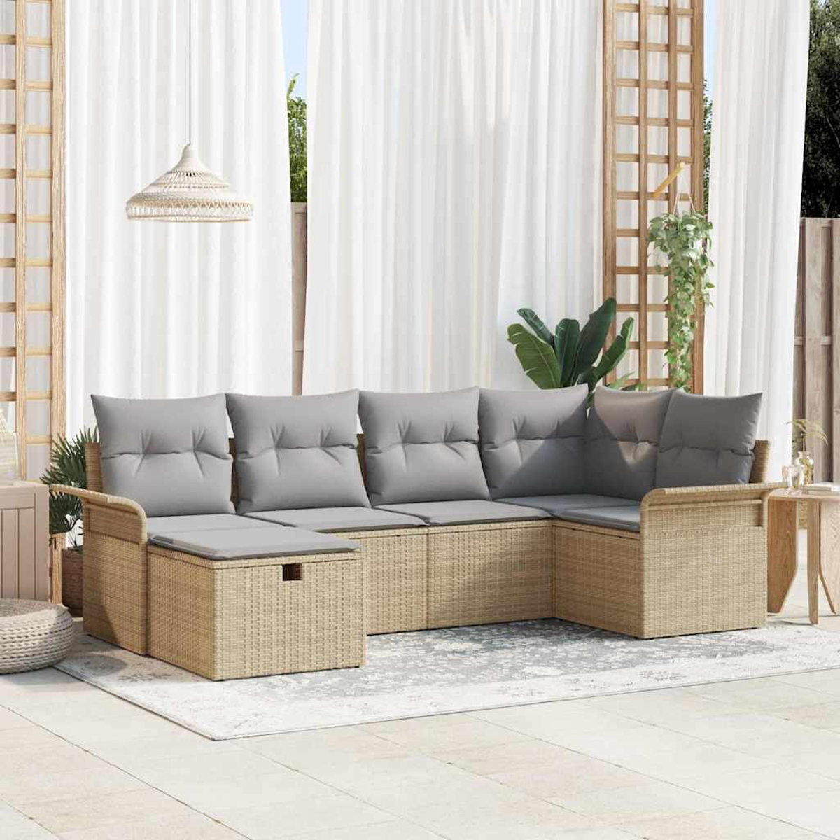 Outdoor-Ecksofa mit grauen Kissen. Beiger gewebter Rahmen. Weiße Vorhänge im Hintergrund. Eine Pendelleuchte hängt oben.