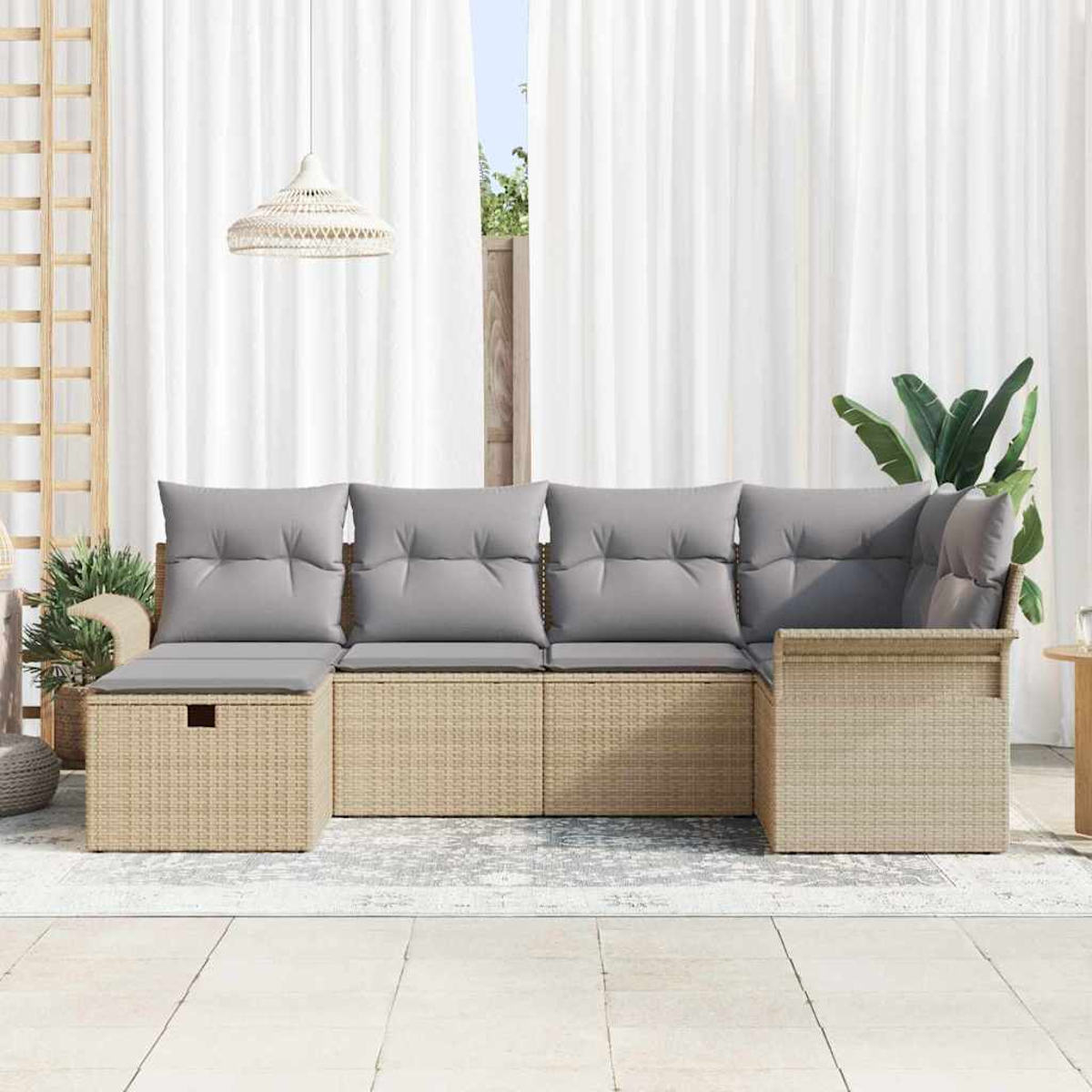 Outdoor-Ecksofa mit grauen Kissen auf einer Terrasse. Weiße Vorhänge, Hängelampe und Pflanzen im Hintergrund.
