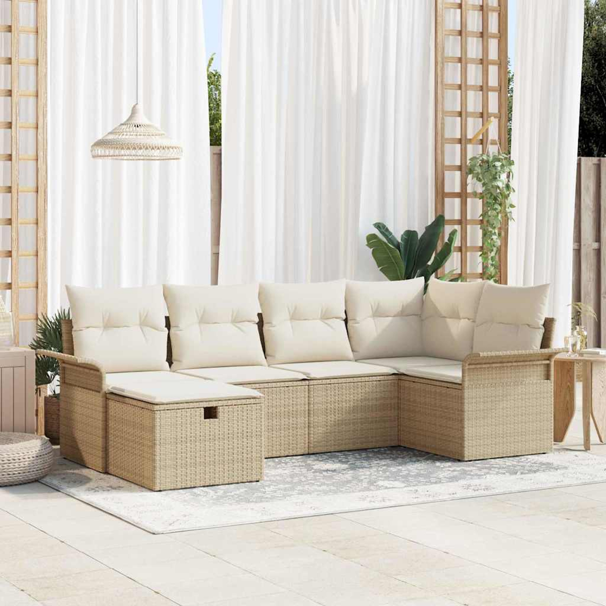 Ein Sitzbereich im Freien mit einem beigefarbenen Ecksofa, cremefarbenen Kissen und weißen Vorhängen im Hintergrund.