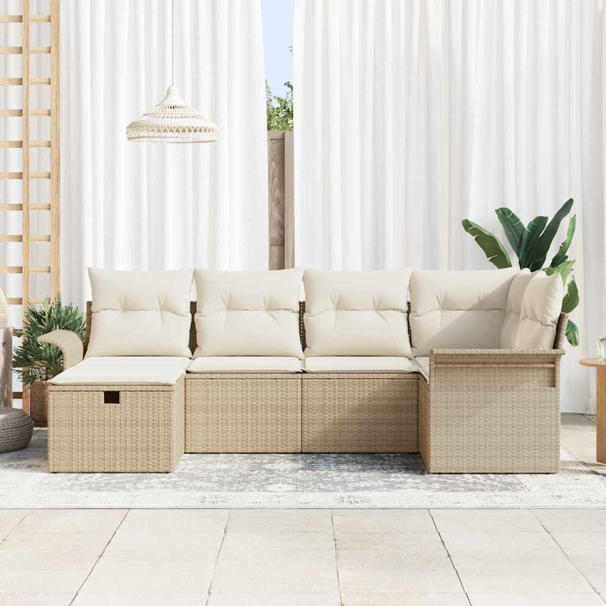 Beiges Outdoor-Sofa aus Korbgeflecht mit cremefarbenen Kissen. Weiße Vorhänge im Hintergrund, eine Hängelampe und Topfpflanzen sind sichtbar.