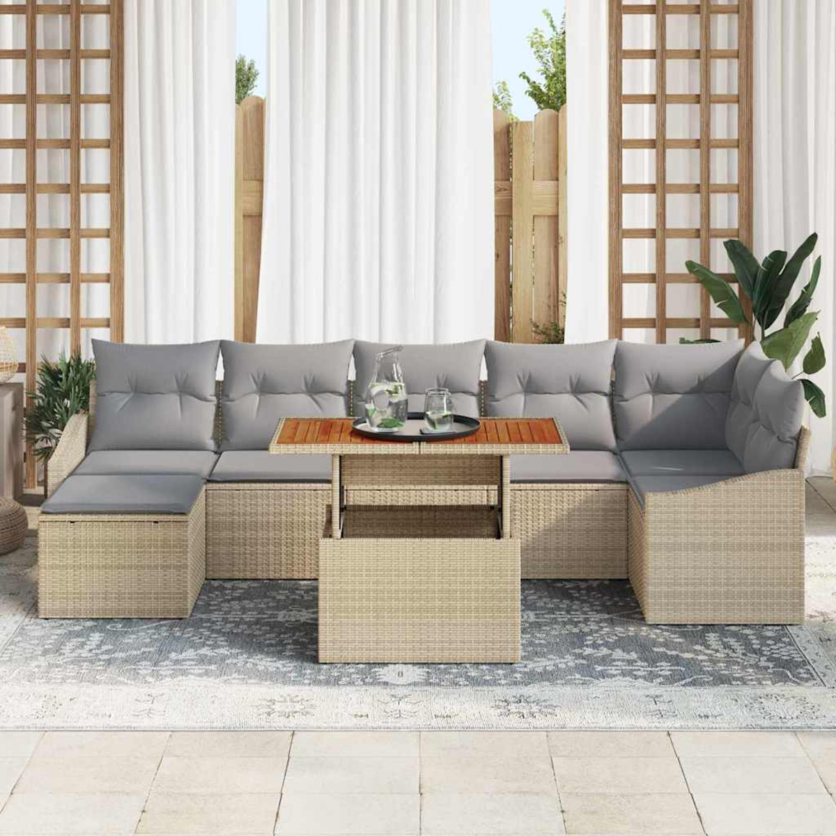Outdoor-Ecksofa mit grauen Kissen, einem Holztisch mit Getränken und weißen Vorhängen im Hintergrund. Beiger Teppich.