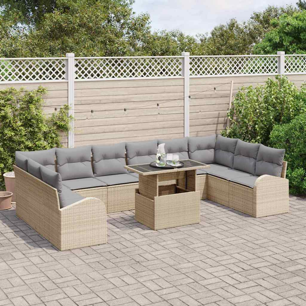 Zona de estar al aire libre con muebles de mimbre, cojines grises y una mesa en un patio de ladrillo.