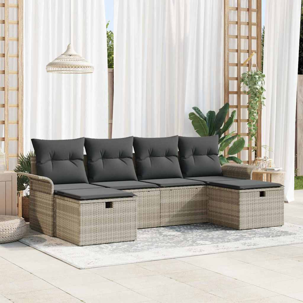 Outdoor-Ecksofa mit grauen Kissen. Weiße Vorhänge und ein Holzgitter im Hintergrund. Unter dem Sofa liegt ein Teppich.