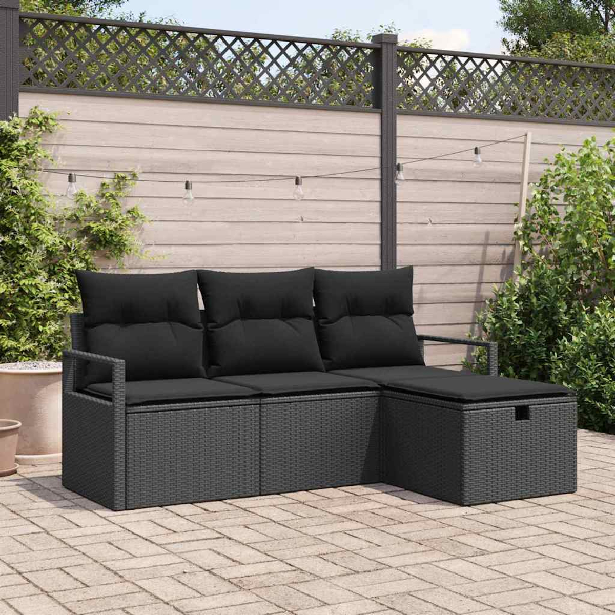 Outdoor-Patio-Set mit einem grauen Rattan-Sofa und schwarzen Kissen auf einer Backstein-Terrasse.