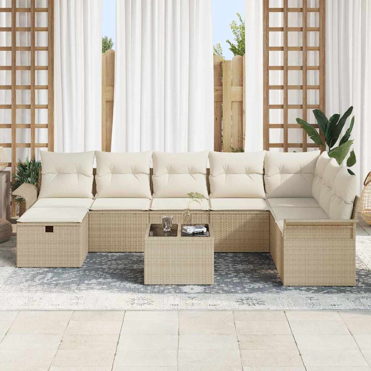 Outdoor-Ecksofa mit beigen Kissen. Davor steht ein kleiner Tisch. Im Hintergrund weiße Vorhänge und ein Holzgitter.