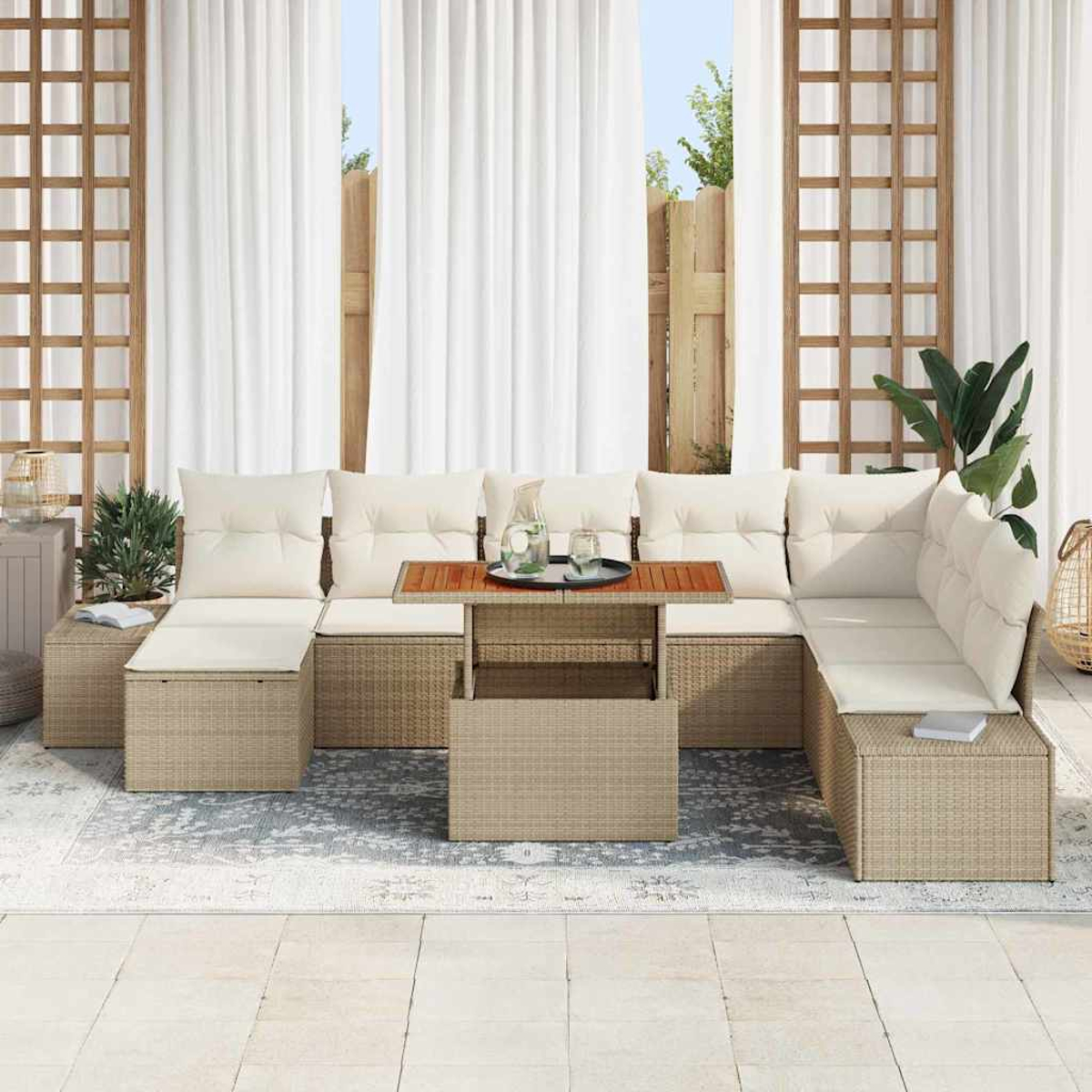 Outdoor-Ecksofa mit cremefarbenen Kissen und einem Holztisch. Weiße Vorhänge und ein Holzgitter im Hintergrund.
