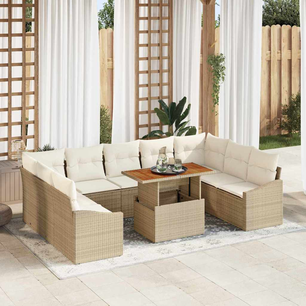 Ecksofa im Freien mit cremefarbenen Kissen und einem Holztisch. Weiße Vorhänge und ein Holzzaun sind im Hintergrund.