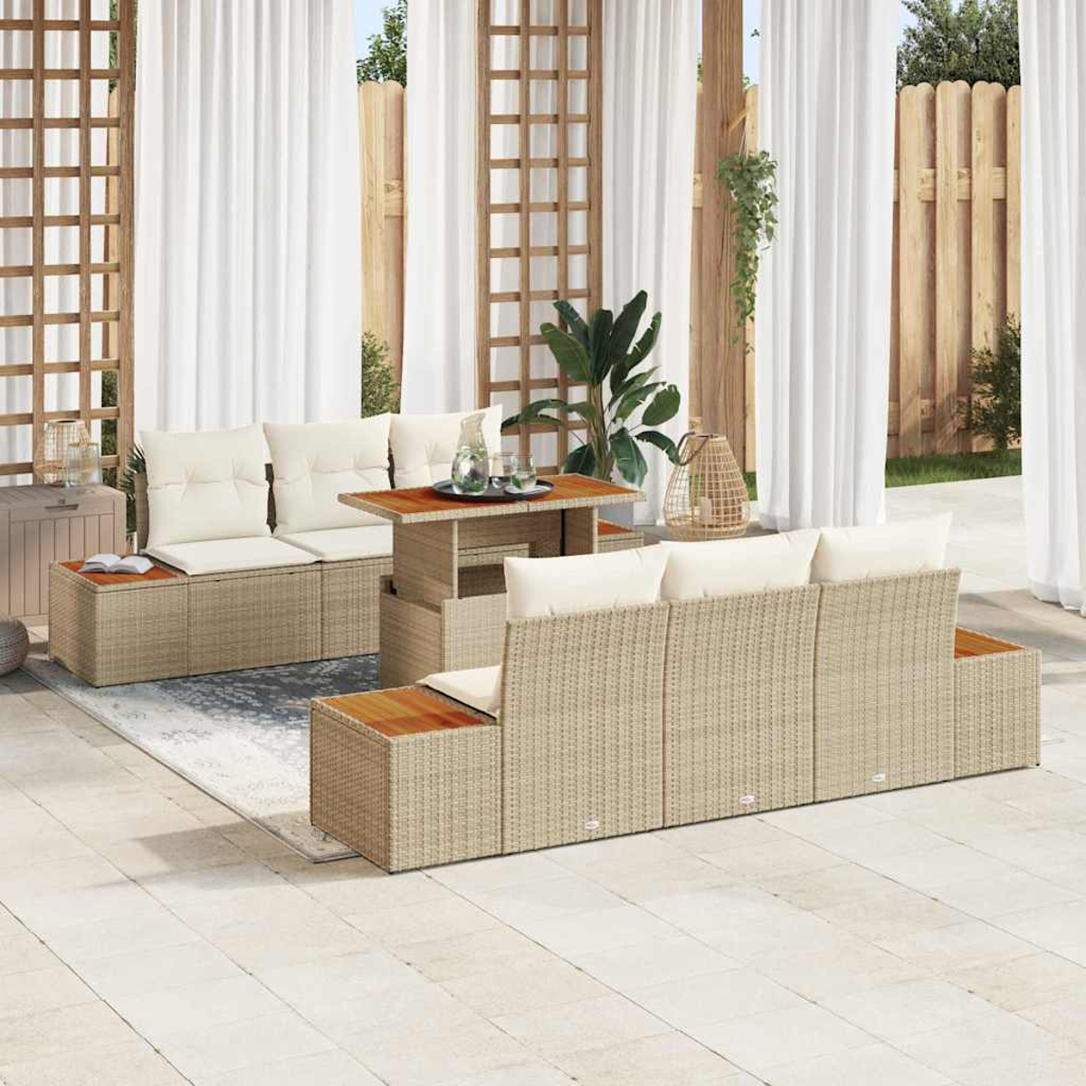 Terrassenset im Freien mit beigen Korbmöbeln, weißen Kissen und einem Holztisch. Weiße Vorhänge und ein Holzzaun sind im Hintergrund.