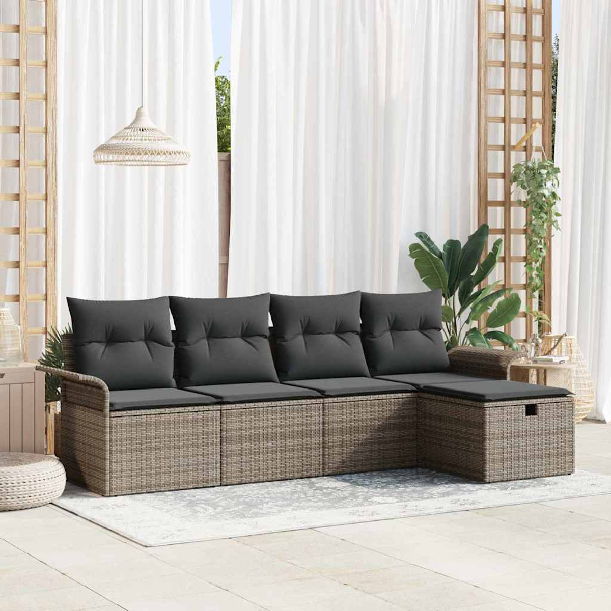 Outdoor-Ecksofa mit grauen Kissen. Weiße Vorhänge im Hintergrund, eine Hängelampe und Pflanzen. Hellgrauer Teppich.