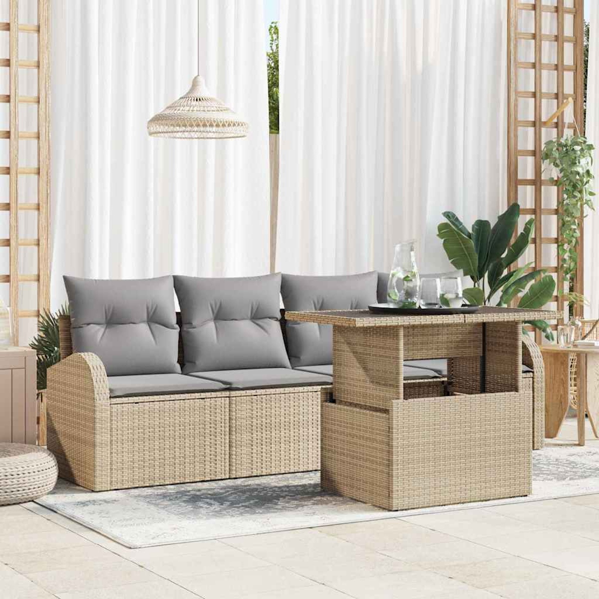 Outdoor-Set mit Sofa, Tisch und Pflanzen. Beige gewebte Möbel, graue Kissen, weiße Vorhänge und eine Hängelampe.