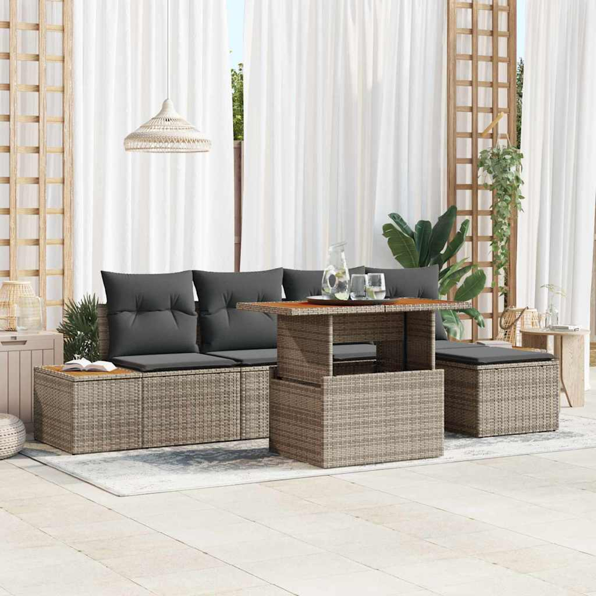 Gartenmöbel-Set mit grauen Kissen, einem Tisch mit Hebefunktion und dekorativen Vorhängen. Pflanzen und eine Hängelampe sind ebenfalls zu sehen.