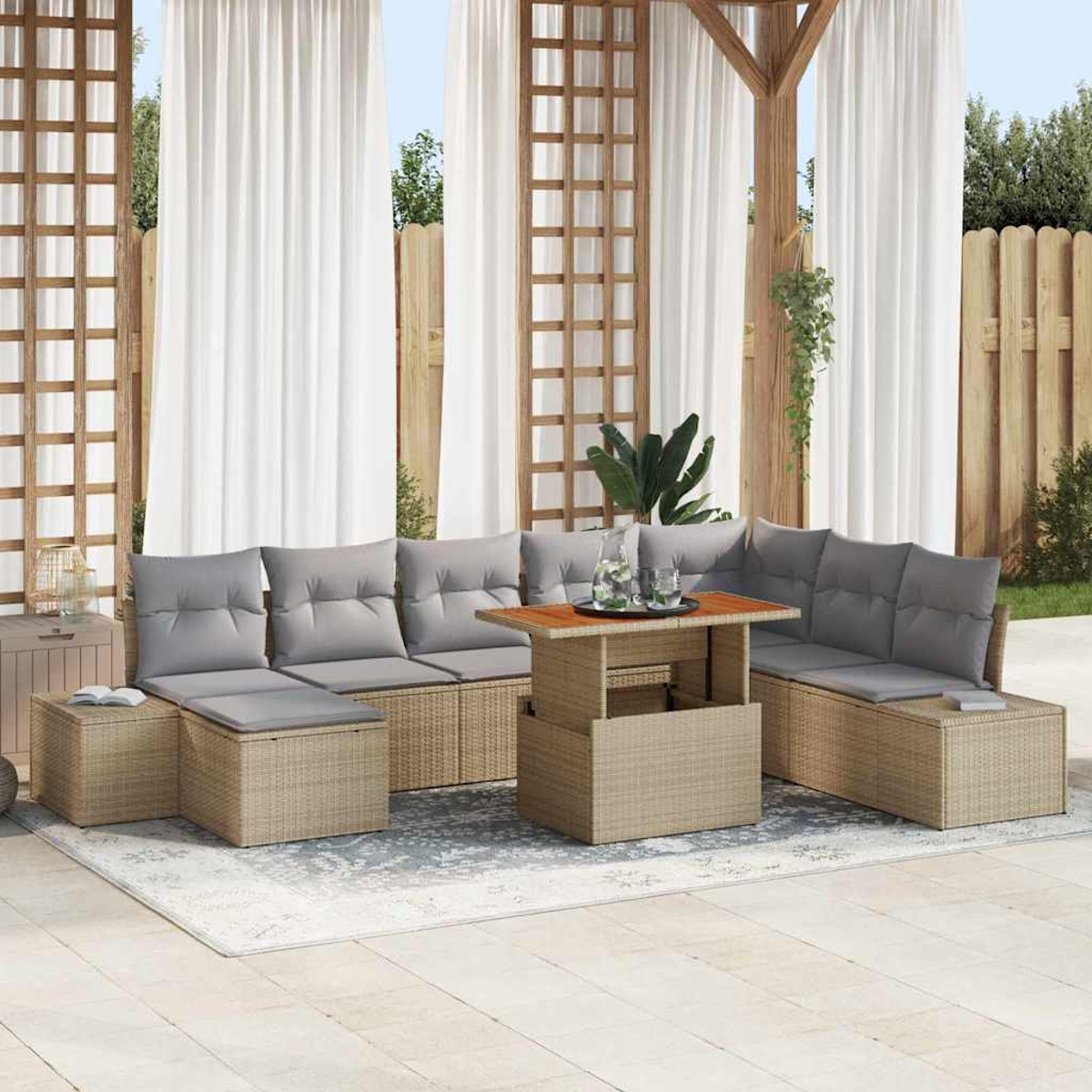 Outdoor-Rattansofa-Set mit grauen Kissen, einem Holztisch und weißen Vorhängen in einer Terrasse.