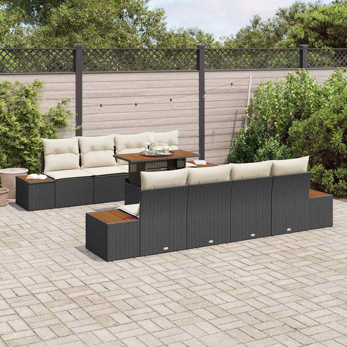 Outdoor-Terrassenset mit dunkelgrauen Korbmöbeln, beigen Kissen und einem Holztisch. Auf einer Ziegelterrasse mit Zaun und Grün.