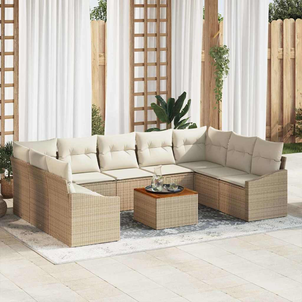 Ein Ecksofa im Freien mit cremefarbenen Kissen und einem kleinen Tisch. Weiße Vorhänge und ein Holzzaun sind im Hintergrund.