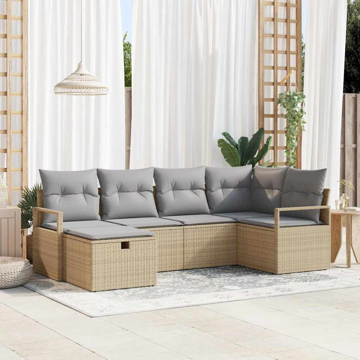 Outdoor-Ecksofa mit grauen Kissen auf einem gemusterten Teppich. Weiße Vorhänge und eine Hängeleuchte sind im Hintergrund zu sehen.