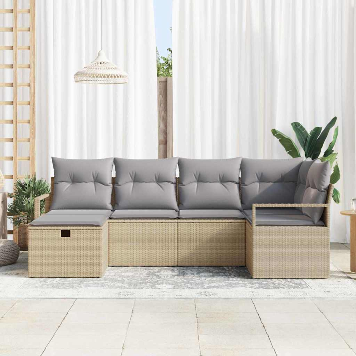 Outdoor-Ecksofa mit grauen Kissen auf beigefarbener gewebter Basis. Im Hintergrund befinden sich weiße Vorhänge und eine Hängelampe.