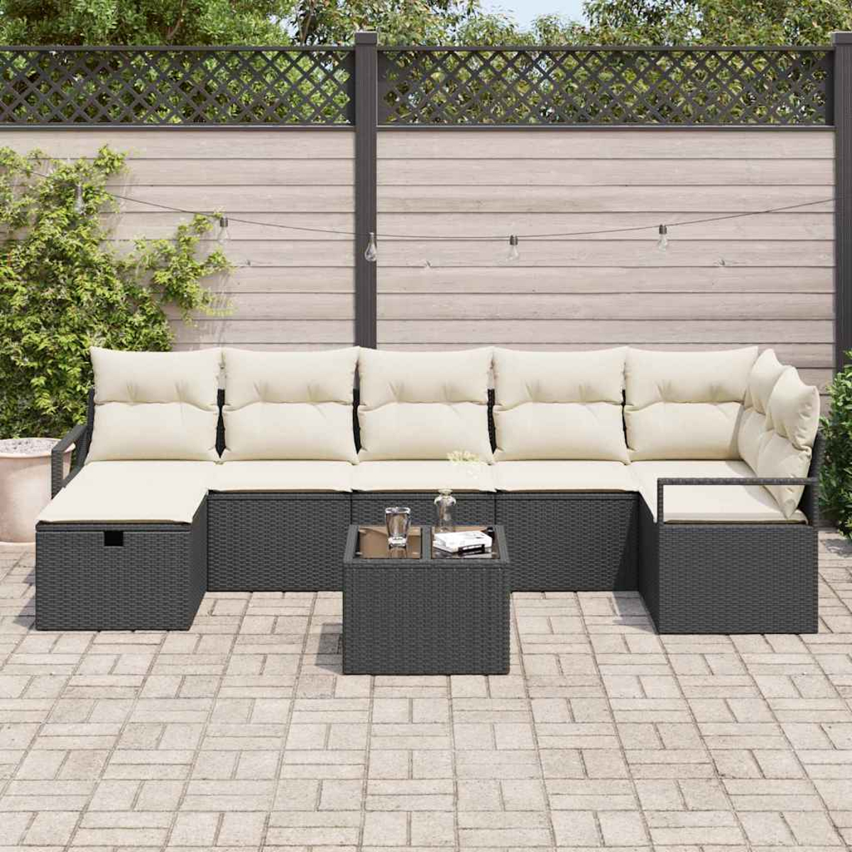 Ein Ecksofa im Freien mit beigen Kissen und einem kleinen Tisch mit Gläsern. Im Hintergrund sind ein Zaun und Pflanzen zu sehen.